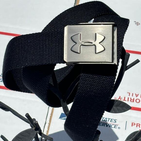 Silver & Black Under Armour Men's Belt - Picture 1 of 5